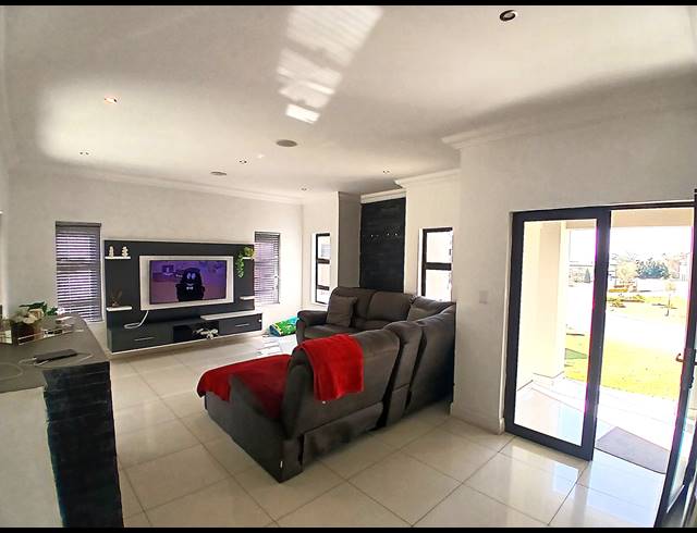 3 BEDROOM FREESTANDING FOR SALE IN BLUE VALLEY GOLF ESTATE